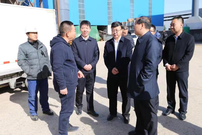 書記參觀廠區(qū).jpg